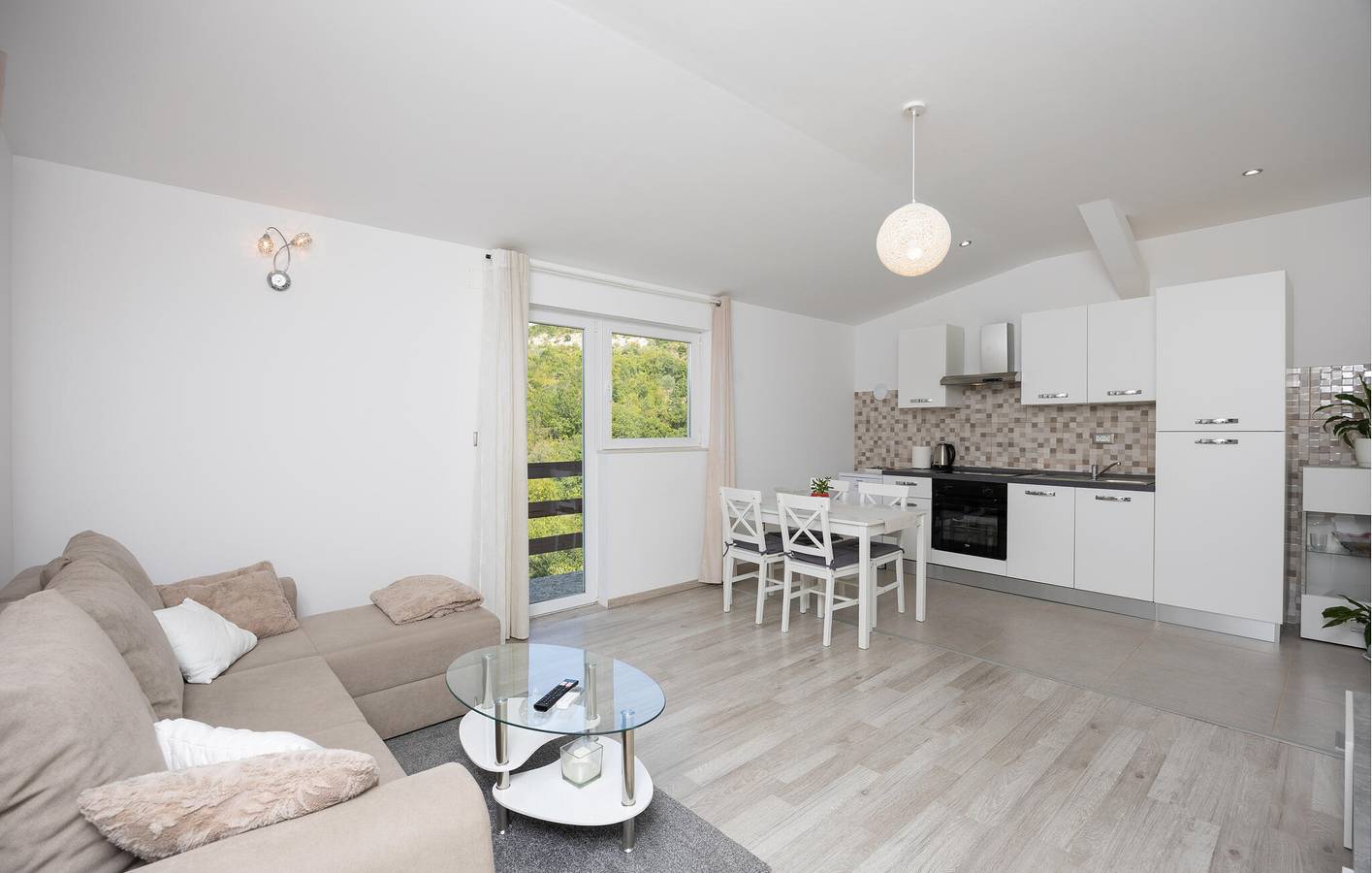Ganze Ferienwohnung, Gemütliche 64 m² große Wohnung mit Terrasse, WLAN und nur 400 m vom Fluss Cetina entfernt in Slime, Split-Dalmatien