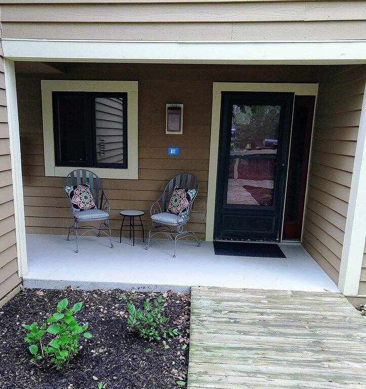 Ganze Wohnung, 2-stöckige Wohnung ~ Einzigartige Aussicht auf den See ~ Kamin ~ Einfacher Spaziergang zum Eagle Ridge ~ in Jo Daviess County