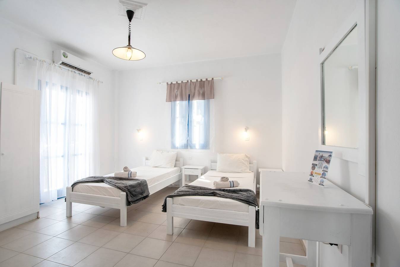 Chambre Double Économique avec Vue sur la Montagne, Wi-Fi et Climatisation in Plage d'Perivolos, Perissa