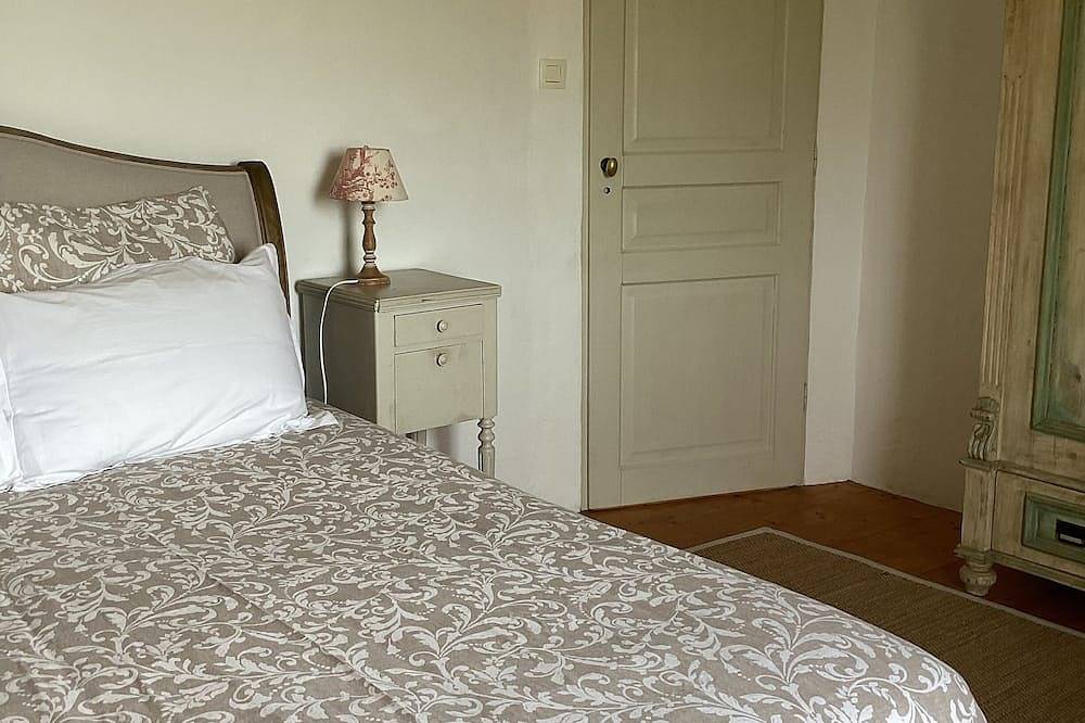 Farmhouse - Traditional Farmhouse near La Rochelle. beaches 20 mins and a pool. in Landrais, Région de Rochefort