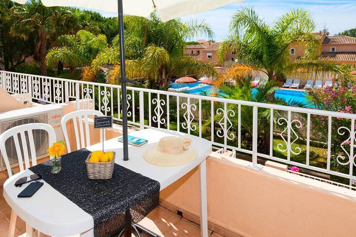 Gîte pour 6 personnes, avec terrasse ainsi que vue et piscine, animaux acceptés dans Plage de l'Argentière - 4