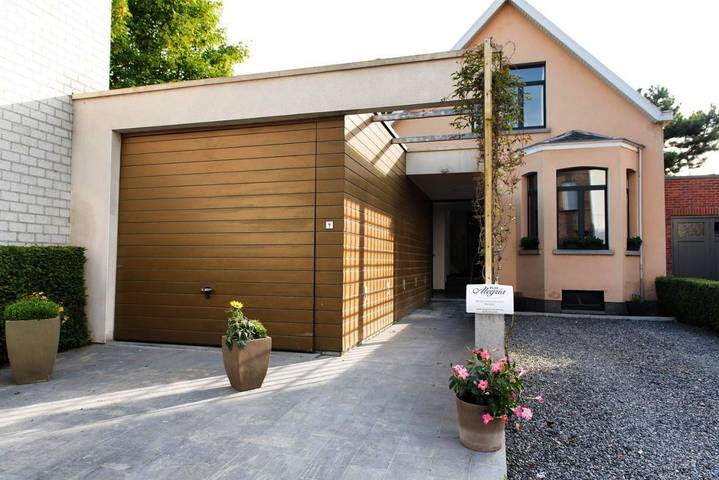 Chambre d’hôte pour 2 personnes, avec Terrasse et Jacuzzi ainsi que Jardin et Piscine à Malines