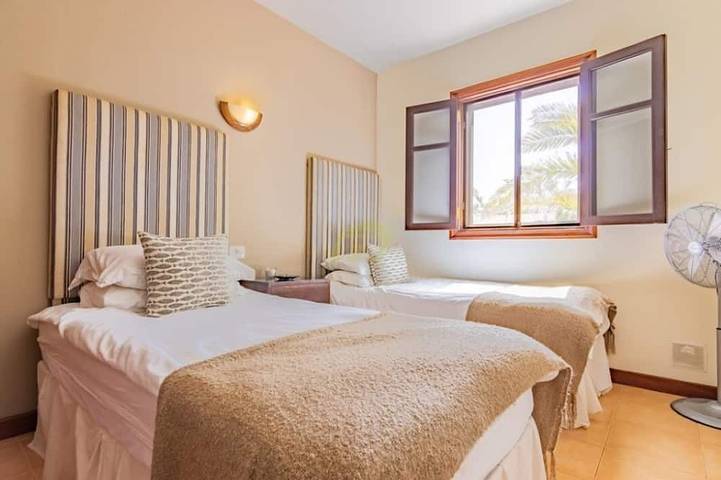 Relaxing Villa Vista a la Montana, Heated  Private Pool short walk from seafront in Playa Blanca, Yaiza