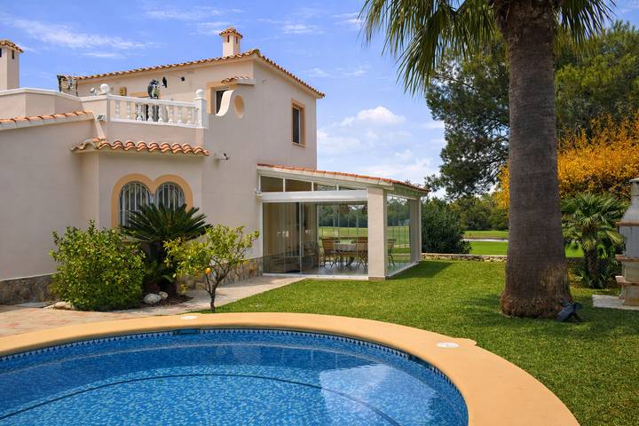 Villa für 6 Personen, mit Terrasse und Garten sowie Ausblick in Oliva