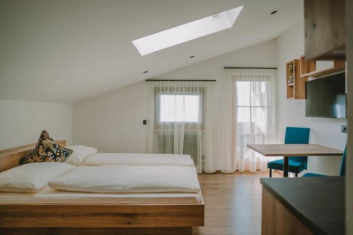B&B für 2 Personen, mit Balkon und Terrasse sowie Garten und Pool im Dorf Tirol