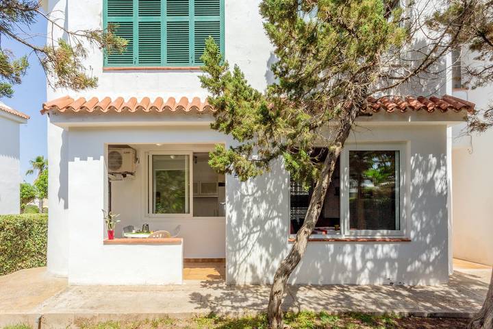 Casa 'Villa Elfa' cerca de la playa con piscina, jardín y Wi-Fi in Cala Blanes, Ciudadela