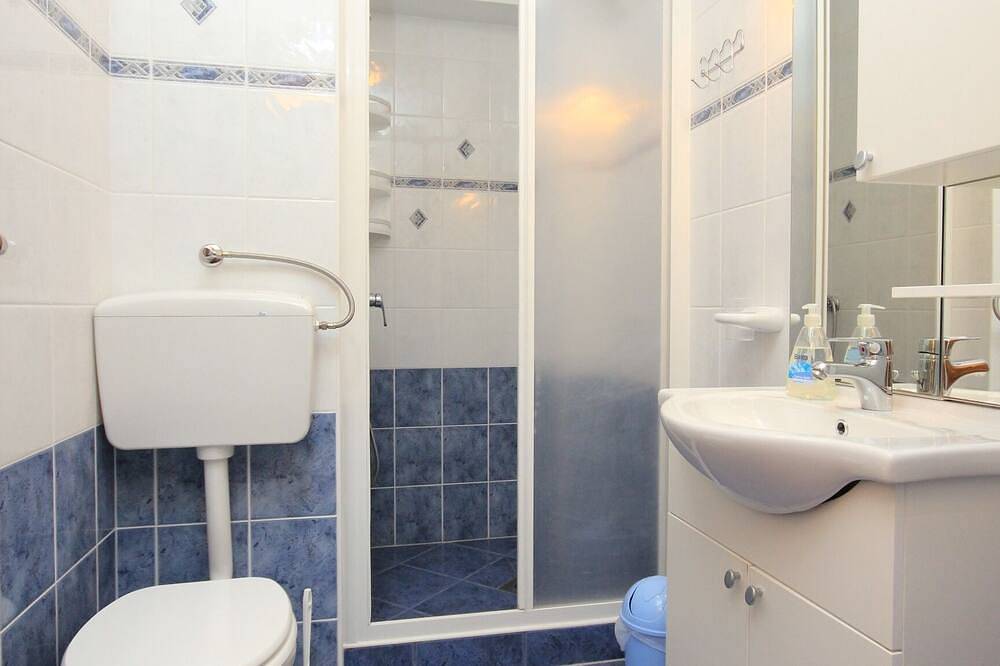 Ganze Wohnung, 1-Zimmer-Ferienwohnung mit Terrasse Kukljica, Ugljan (A-8209-c) in Kukljica, Insel Ugljan