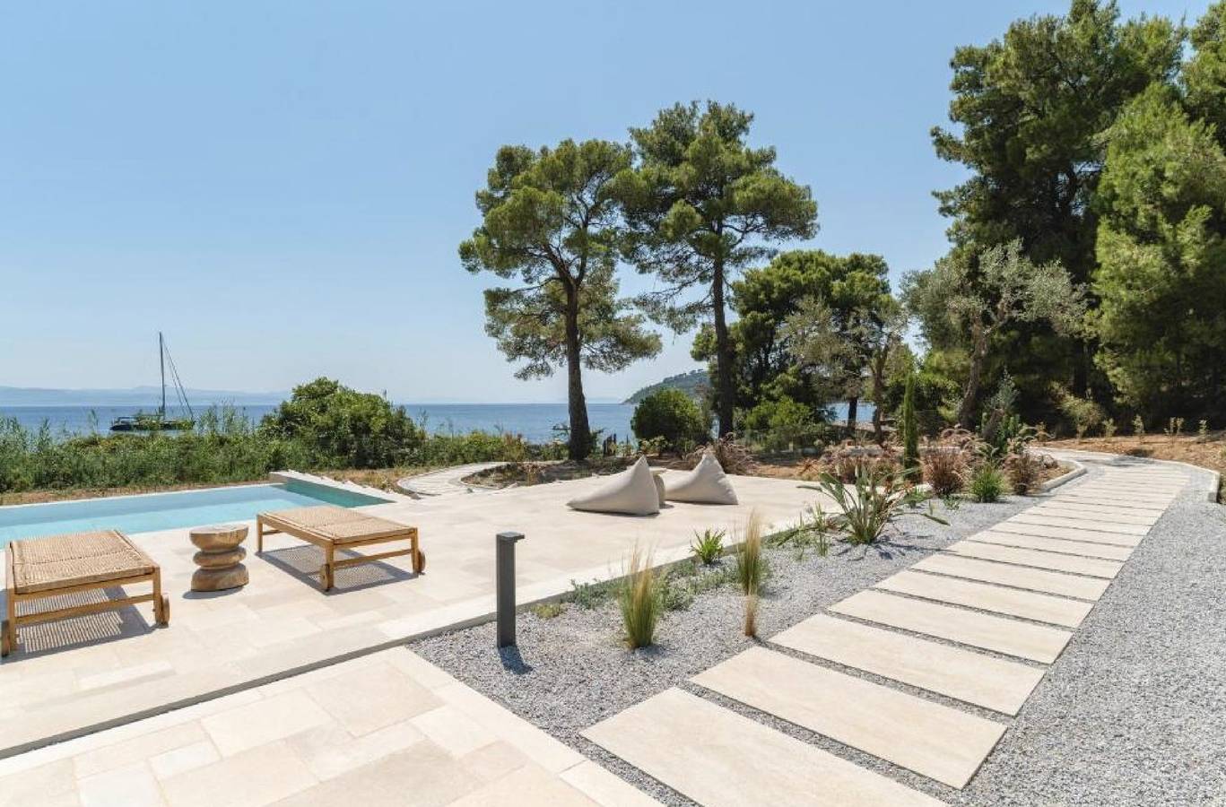Beachfront Villa Thaliora, Divine Sea Views, Private Infinity Pool, Spacious Furnished Terrace, Skiathos in Islas Espóradas
