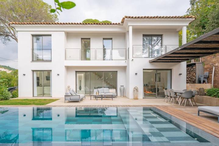 Cottage pour 8 personnes, avec piscine ainsi que jardin et balcon dans Port de Poussaï