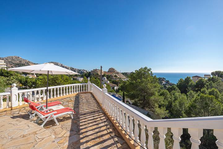 Chalet para 6 personas, con terraza además de piscina y jardín en Marina Baja - 4