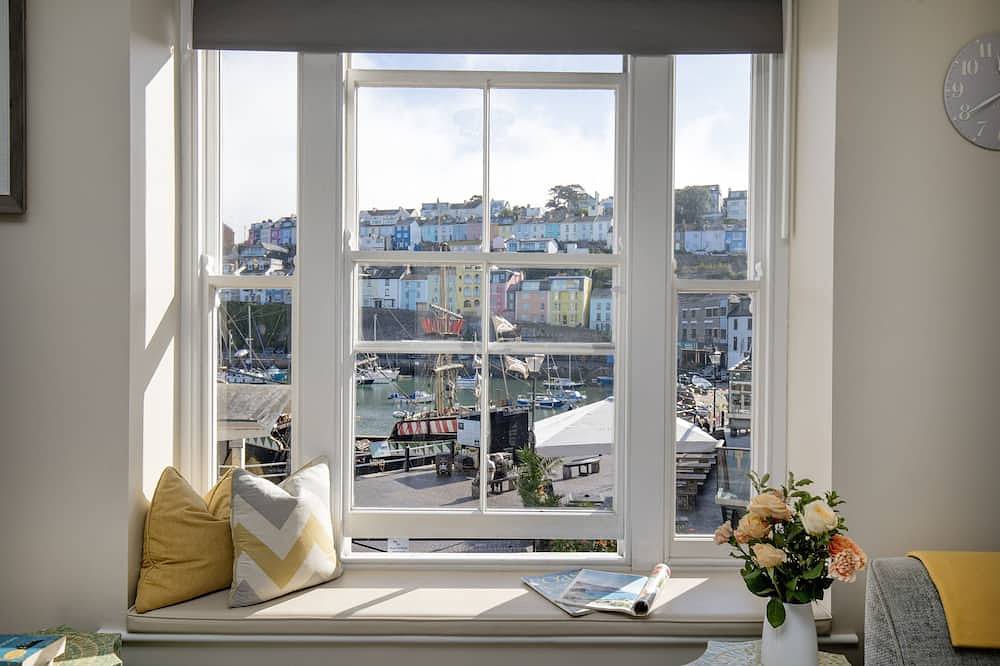Five - La Petite Maison is a stylish waterfront holiday apartment in Brixham in Brixham, Torbay