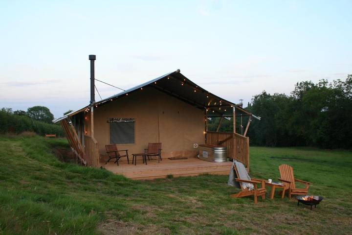 Camping tent for 2 people, with garden and view as well as terrace, with pets in South-Wales