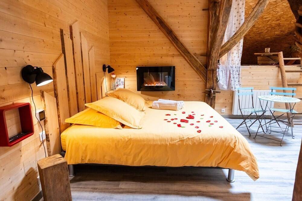 Chambre d'hôtes « Séquoia » avec terrasse commune, jardin commun et jacuzzi non privatif in Vellerot-lès-Vercel, Jura Francais