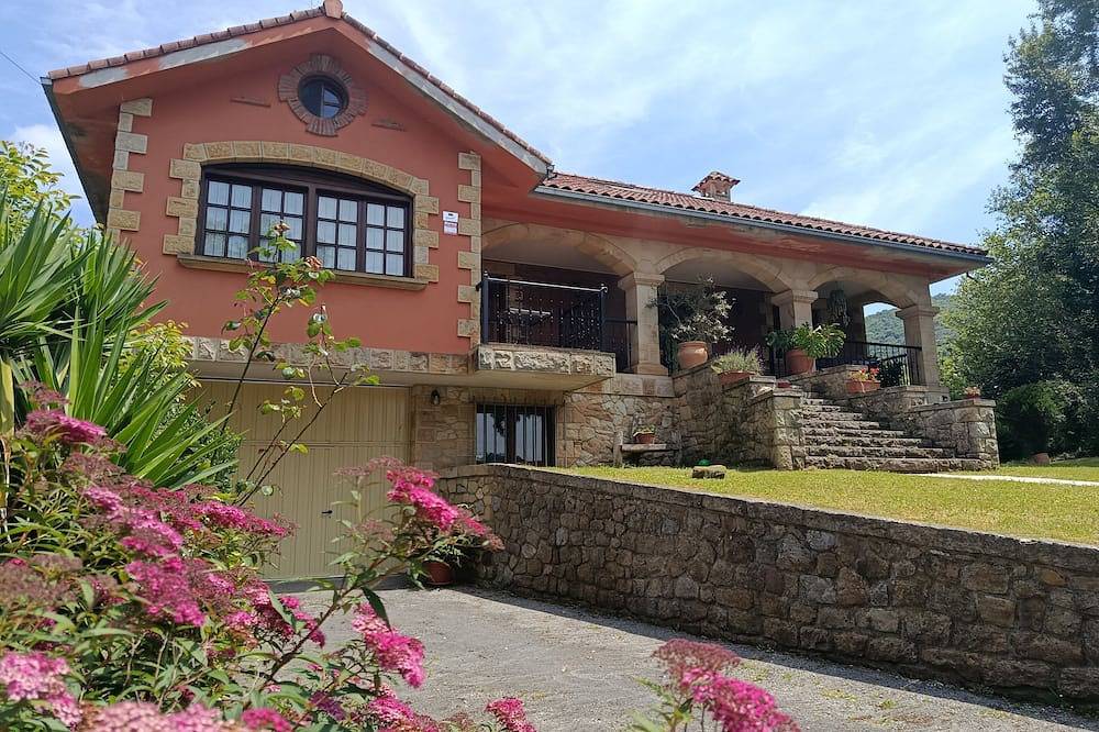 El Mato. Cabárceno Park. Rural House in Cantabria (Pets Allowed) in Villaescusa, Costa cantabrica