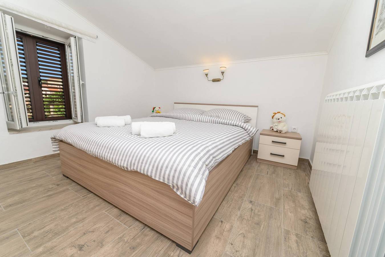 Appartamento intero, L'appartamento Aleks si trova a Lussinpiccolo, al primo piano. L'appartamento e composto da una camera con letto matrimoniale, una cucina, un soggiorno, una sala da pranzo e un bagno con doccia. Una terrazza e un barbecue sono a disposizione degli ospiti. E previsto un parcheggio. in Lussinpiccolo, Lussino