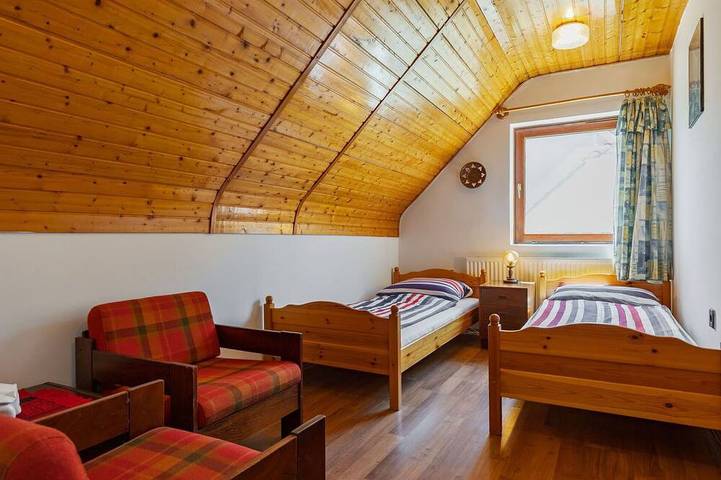 Schönes alleinstehendes Ferienhaus für 9 Gäste mit  W-Lan, Tv, Innenhof und Haustiere erlaubt in Balatonalmadi, Plattensee nordufer