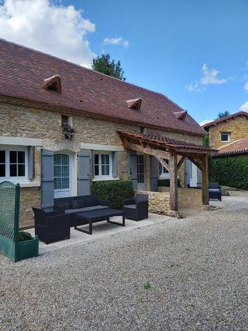Gîte pour 8 personnes, avec piscine ainsi que jardin et vue, animaux acceptés à Sainte-Foy-de-Longas