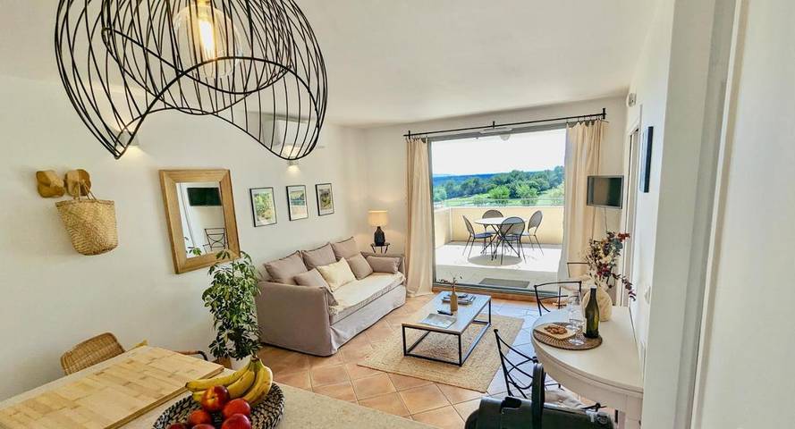 Appartement de vacances pour 4 personnes, avec jardin et bassin pour enfant ainsi que vue et piscine