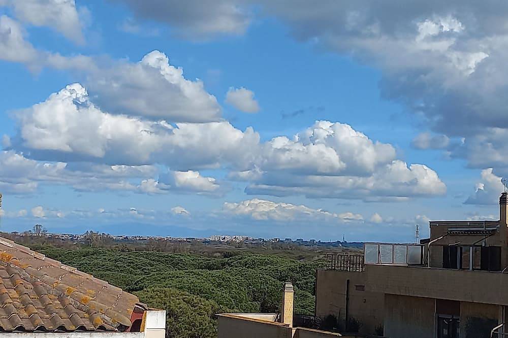 Apartamento entero, Apartment 500 m from the Guardia di Finanza Barracks Between Sky and Sea in Ostia, Roma