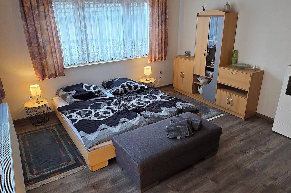 Ganze Wohnung, Burg Apartment in Burghaun mit Balkon und 3 Schlafzimmer für 5 Personen. in Burghaun, Rhön-Hessen