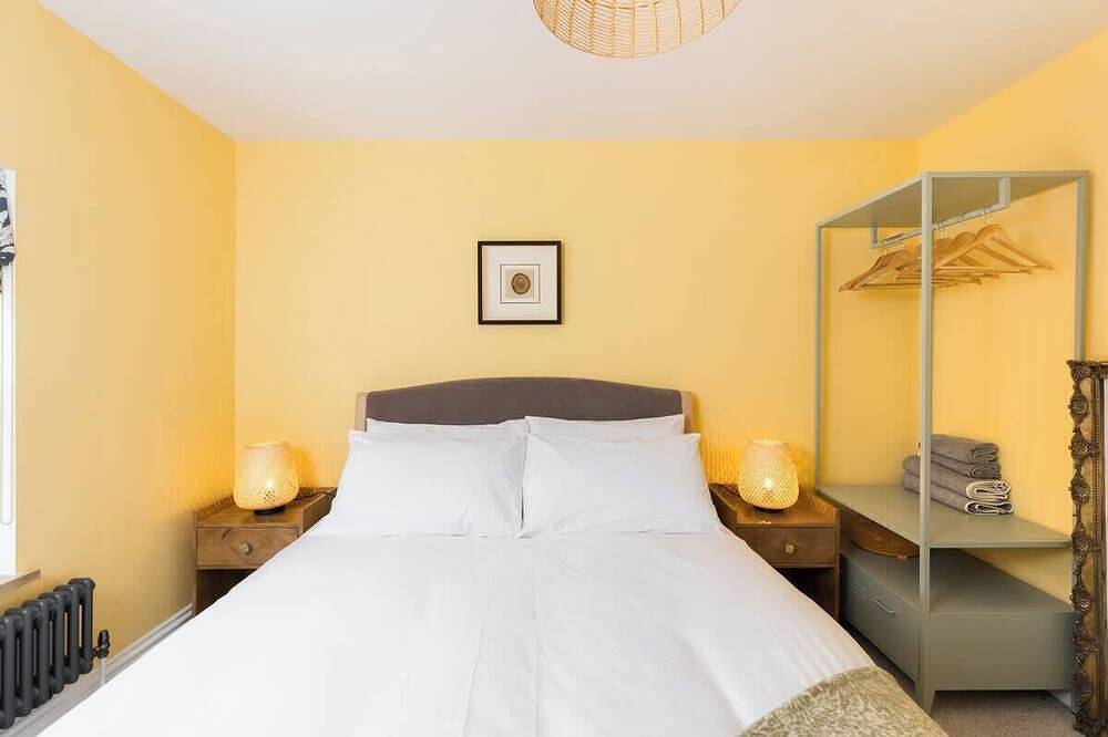 Well Located, Cheltenham 4 Bed Townhouse & Parking in Cheltenham, Gloucestershire