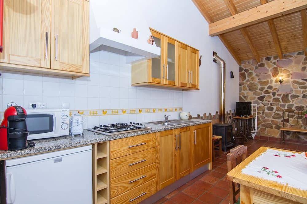 Digne Yellow Villa, Pool, Bbq in Rogil, Distrito de Faro