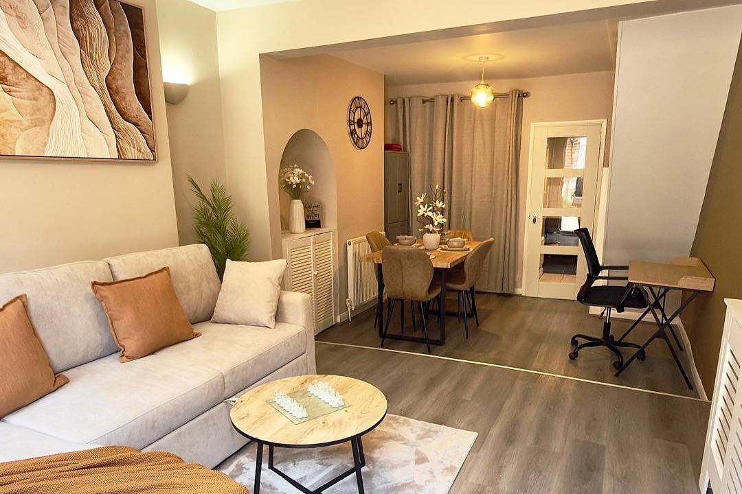 St Julian House- Town Centre- Castle Park- Hot Tub in Colchester, Essex