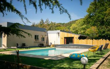 Cottage pour 7 personnes, avec terrasse et piscine ainsi que jardin et jacuzzi à Charmes-sur-Rhône