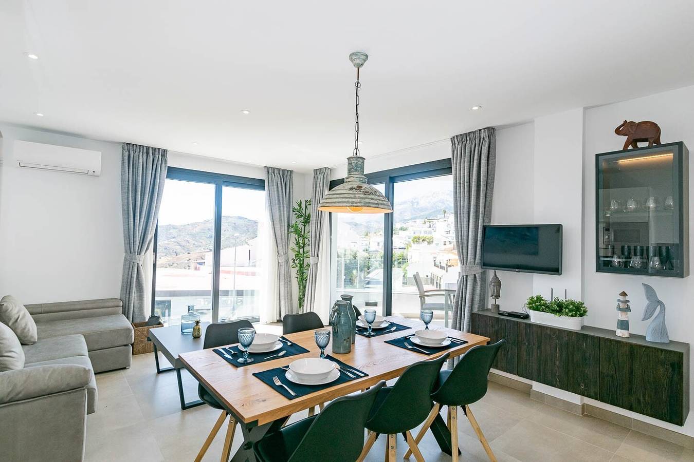Ganze Wohnung, Geräumige Ferienwohnung in Cómpeta mit Bergblick, Terrasse & Wlan in Cómpeta, Málaga Provinz