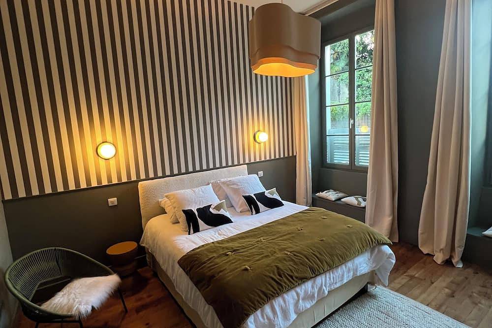Entire apartment, Pau, right in the heart of downtown: Luxury 2-bedroom apartment; Pets allowed in Pau, Béarn