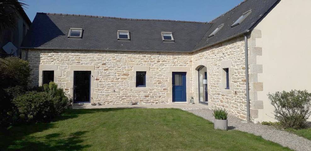 Location de vacances pour 2 personnes, avec Terrasse ainsi que Jardin et Vue à Tréméoc