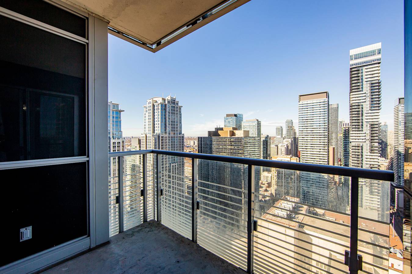 Entire holiday apartment, Downtown Toronto 2 Bedroom 2 Bath Suite near Business district, U of T, Hospital in Toronto, Lake Ontario (Canada)
