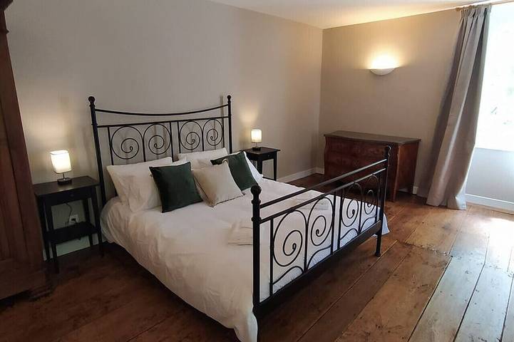 Location de vacances pour 30 personnes, avec jardin ainsi que piscine et balcon à Montboyer - 2