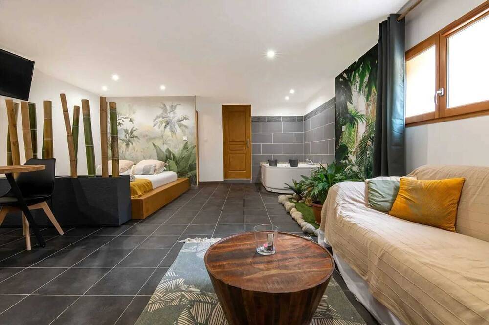 Entire apartment, Homerez - Romantic Studio in Baixas with Jacuzzi - 35m² in Baixas, Perpignan region
