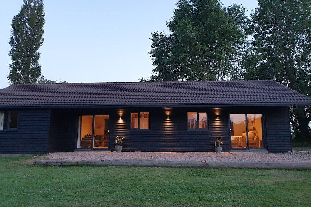 Swallows Nest, Cottage, Fishing Lakes Nr Cleethorpes, Adults Only Pet Friendly in Tetney, Lincolnshire
