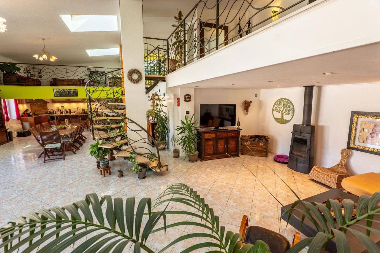 Loft d'exception 350m2 spacieux et lumineux avec piscine à 15 min de la mer in Aimargues, Côte méditerranéenne (France)