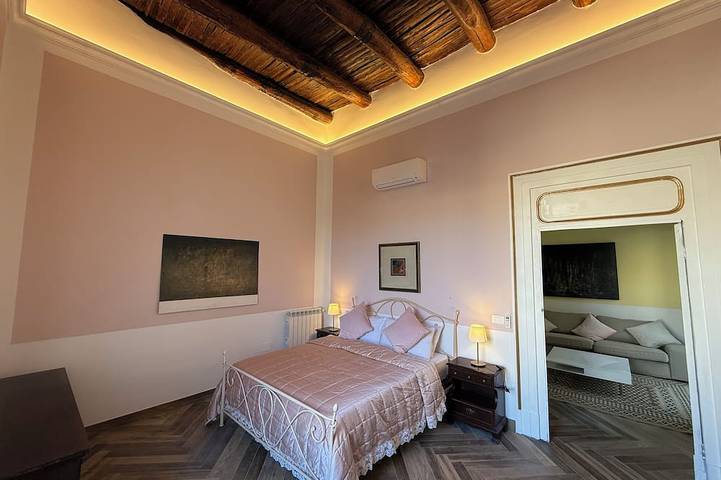 Ganze Wohnung, The Royal Penthouse 3-bedrooms with Panoramic Terrace in Neapel, Neapel Provinz