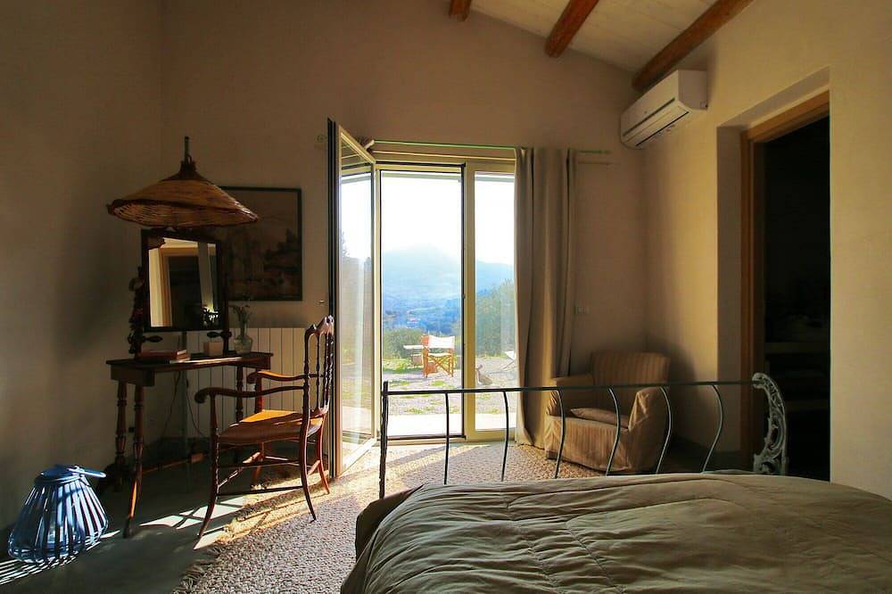 Villa con piscina privada y amplio jardín en el campo tranquilo cerca del mar in Campofelice di Roccella, Provincia de Palermo