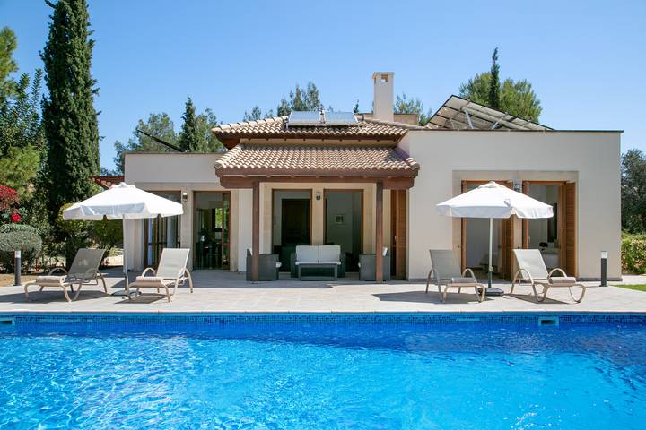 Villa for 6 people, with children pool and garden as well as pool, child-friendly in Aphrodite Hills