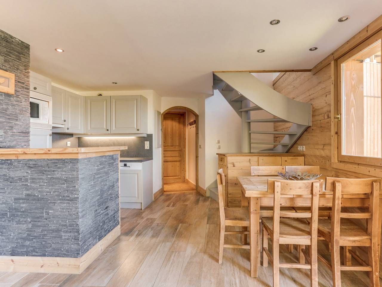 Ganze Wohnung, Charmantes 4-Zimmer-Duplex, 7 Pers, Méribel, direkt an der Piste, Balkon, Garage, Wifi in Méribel, Les Allues