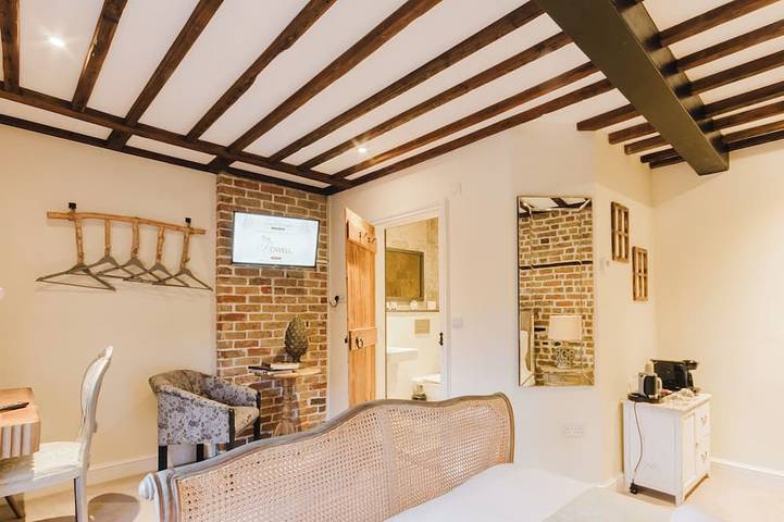 Experience boutique comfort above The Powell pub in Birchington. Stylish en-suite rooms, luxury touches, and a vibrant pub below—perfect for business, couples, or families. Book your coastal escape today! in Birchington, Kent