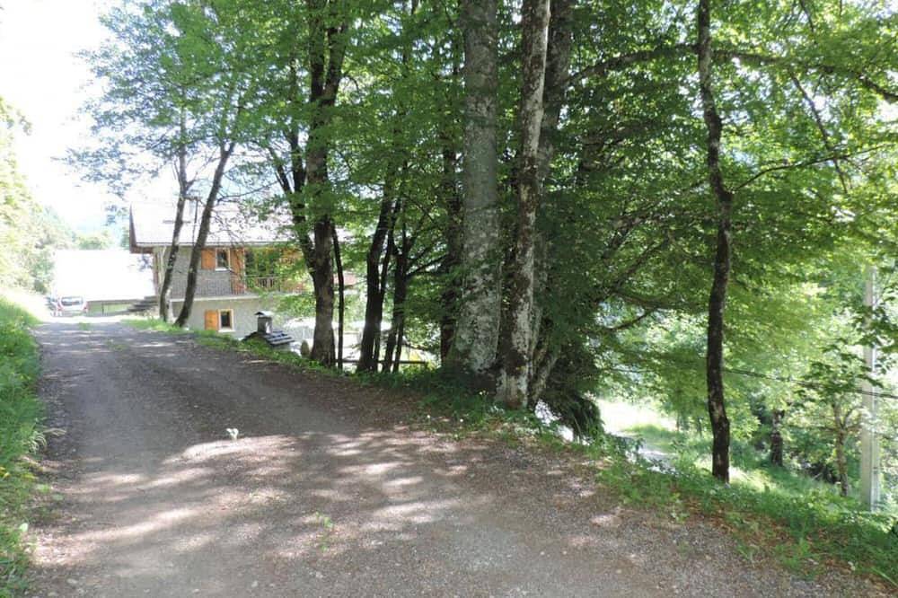 Chalet \"Gîte Serraval Choseaux\" con vistas a la montaña, jardín privado y balcón in Serraval, Región de Annecy