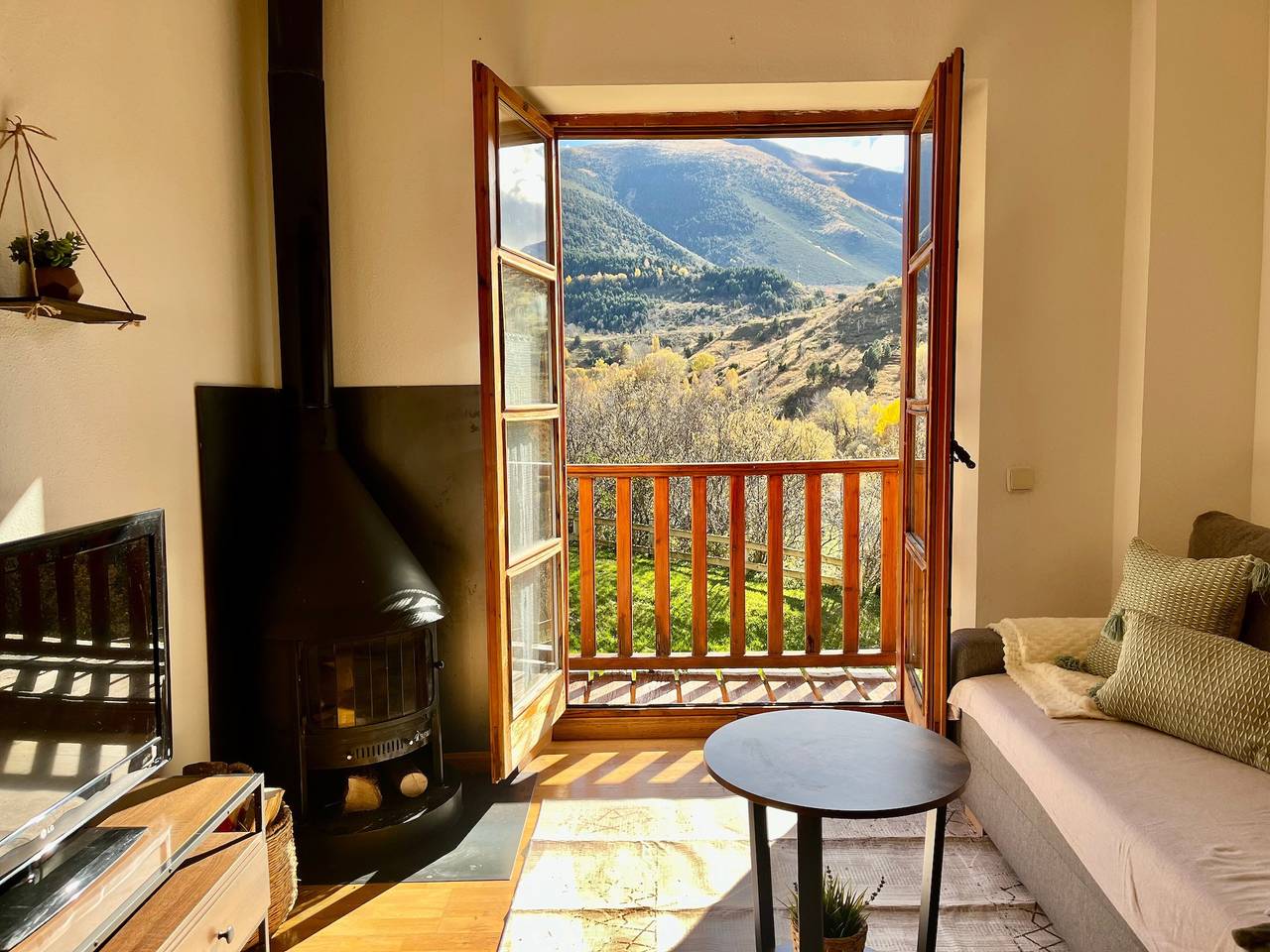 Apartamento entero, Apartamento 'Mirador de la Neu' con vistas a la montaña, jardín compartido y balcón in Pla de l'Ermita, Valle de Bohí
