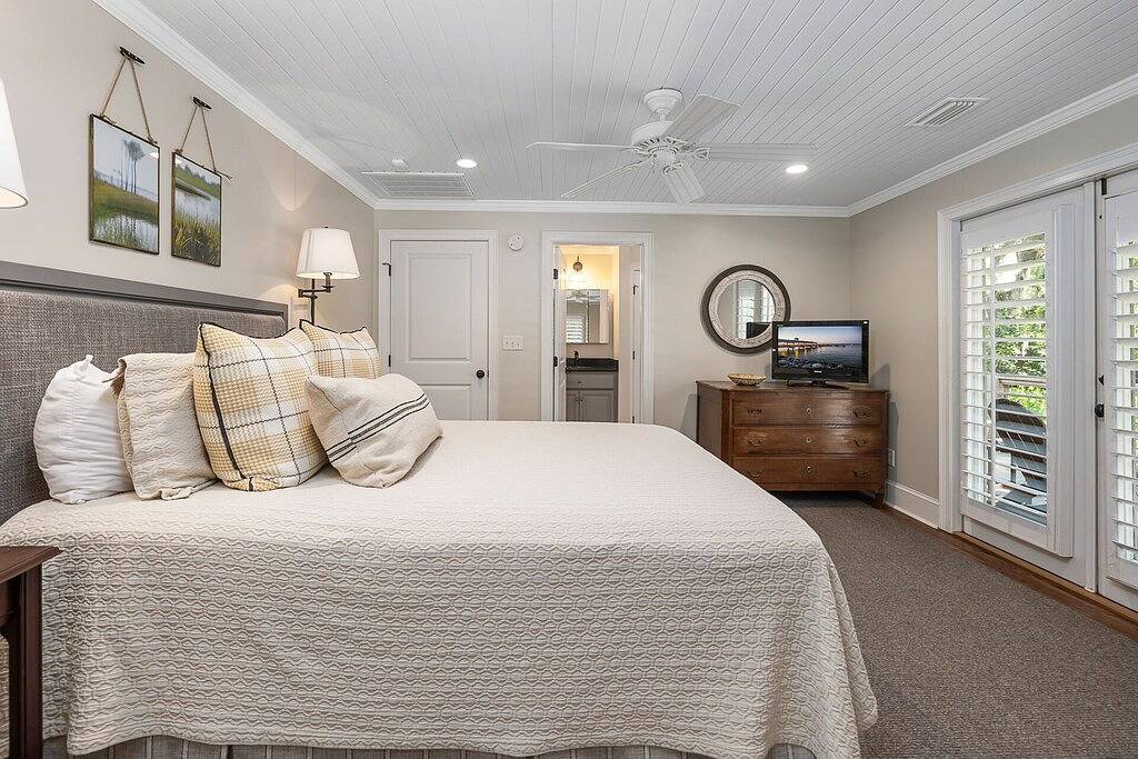 Village Revival! Perfect Village/Beach Location, Fully Renovated in St. Simons Island, Glynn County