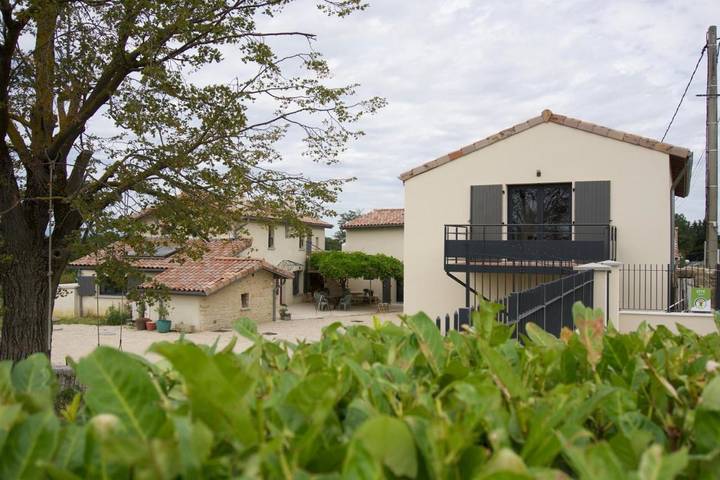 Gîte pour 3 personnes, avec Terrasse ainsi que Jardin et Vue à Chantemerle-les-Blés