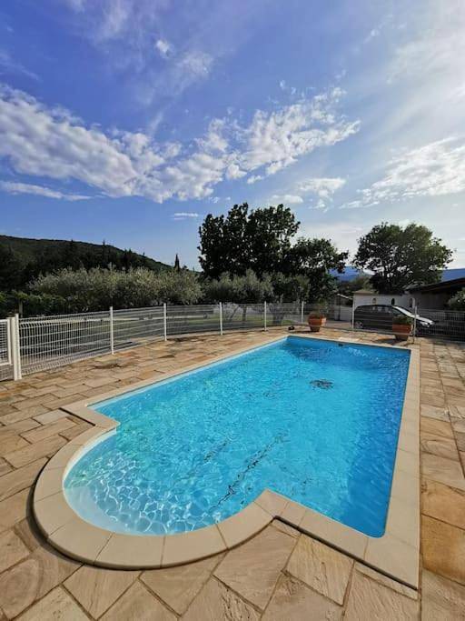 Location de vacances pour 2 personnes, avec terrasse ainsi que piscine et jardin à Laroque (Hérault)