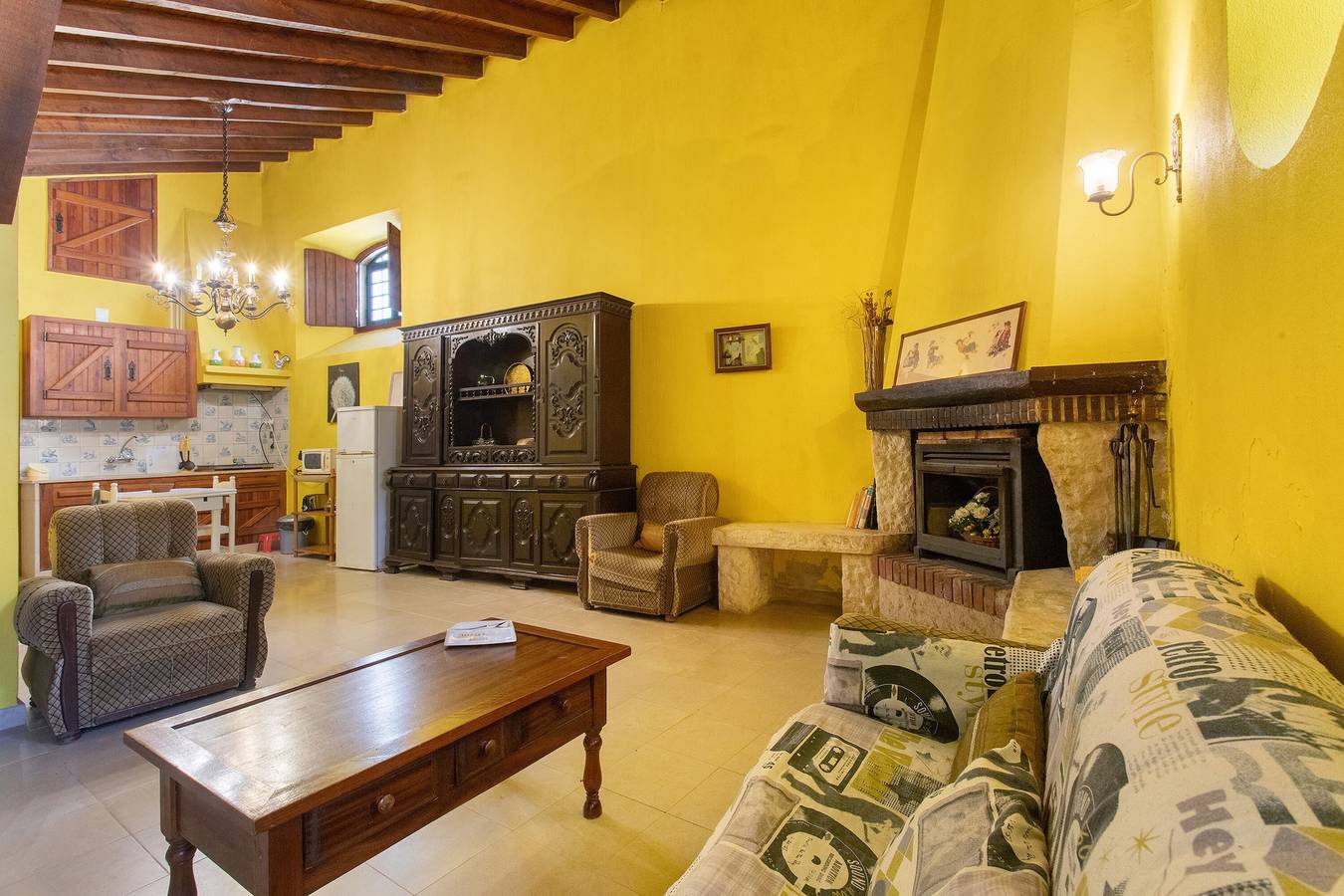 Vakantiehuis 'Amarela' met Uitzicht op de Bergen, Gedeeld Zwembad en Wifi in Alenquer, Lissabon District