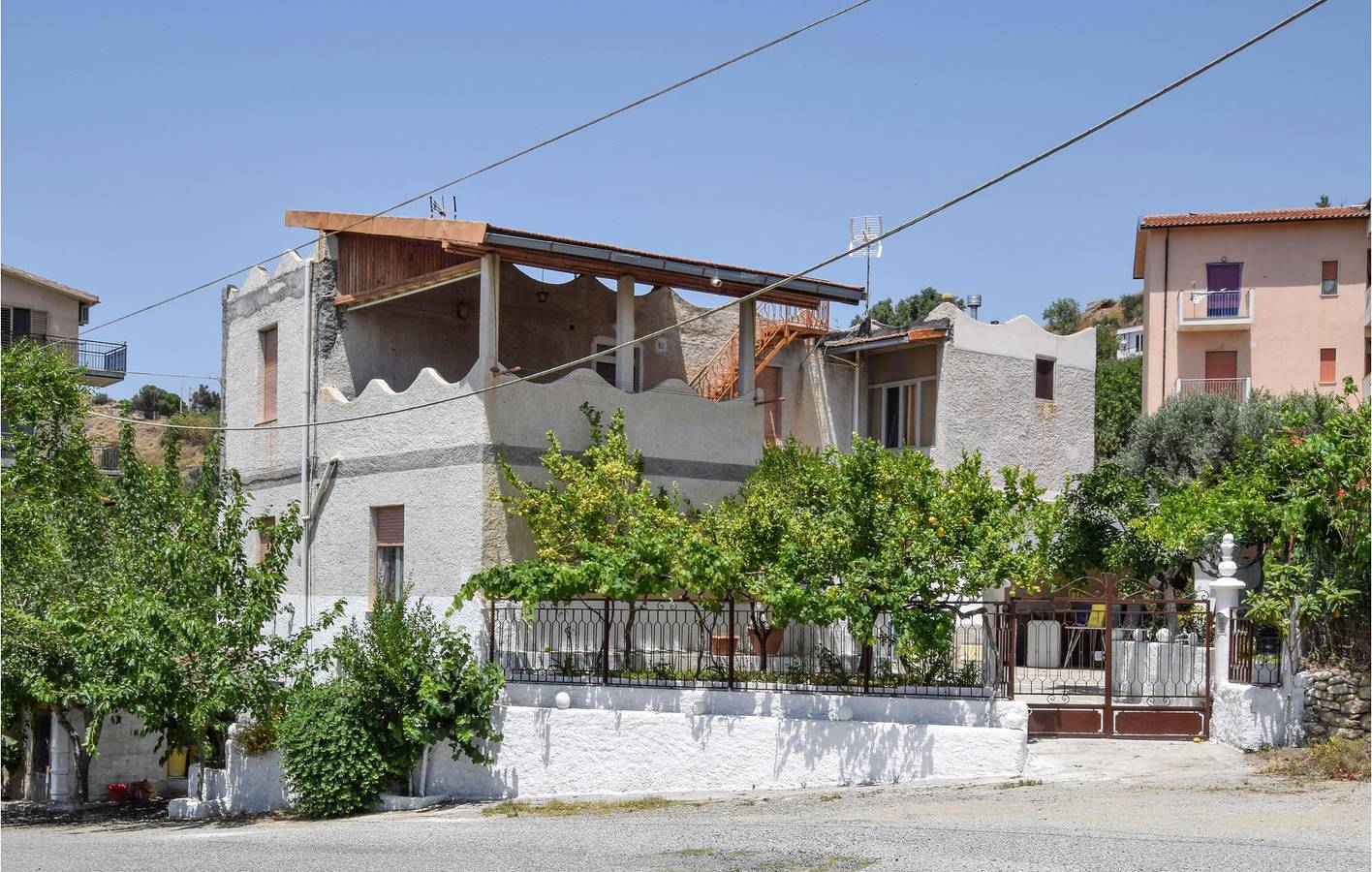 Gemütlicher Rückzugsort an der Küste: 150m² Apartment mit Garten und Terrasse in Reggio Calabria, Tyrrhenische Küste Kalabrien
