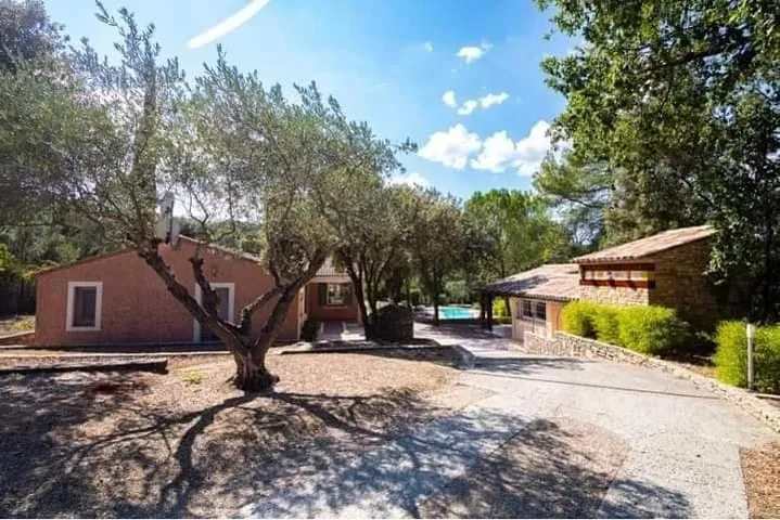 Chalet para 11 personas, con jardín además de terraza y piscina - 1