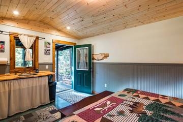 Log Cabin for 2 Guests in Mount Baker-Snoqualmie National Forest, Washington, Picture 2